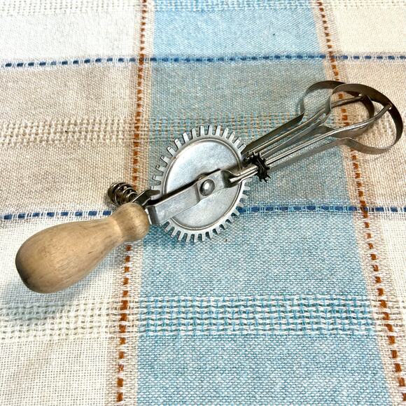 Vintage Hand Crank Egg Beater – Made in USA, Metal & Wood Handle Mixer - Picture 3 of 12